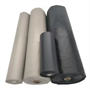 Schwarze Baukunststofffolie auf Rolle